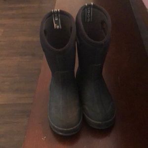 Kids Bogs winter boots size 1. Black.